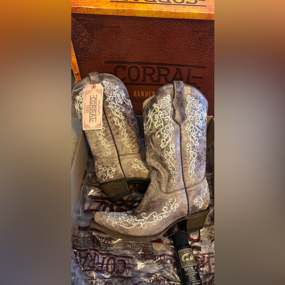 Brand new with tags girls boots size 4